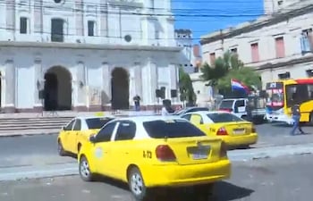 Los taxistas se manifestaron frente a la Catedral Metropolitana.