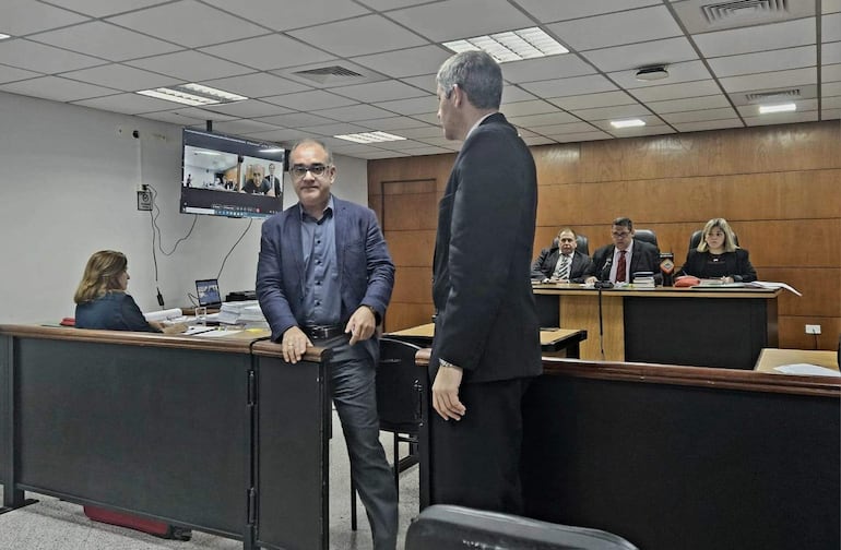 El juez de Garantías Especializado en Delitos Económicos Humberto Otazú se retira de la sala tras declarar como testigo en el juicio a Ramón González Daher, quien participa desde la cárcel de Coronel Oviedo por medios telemáticos.