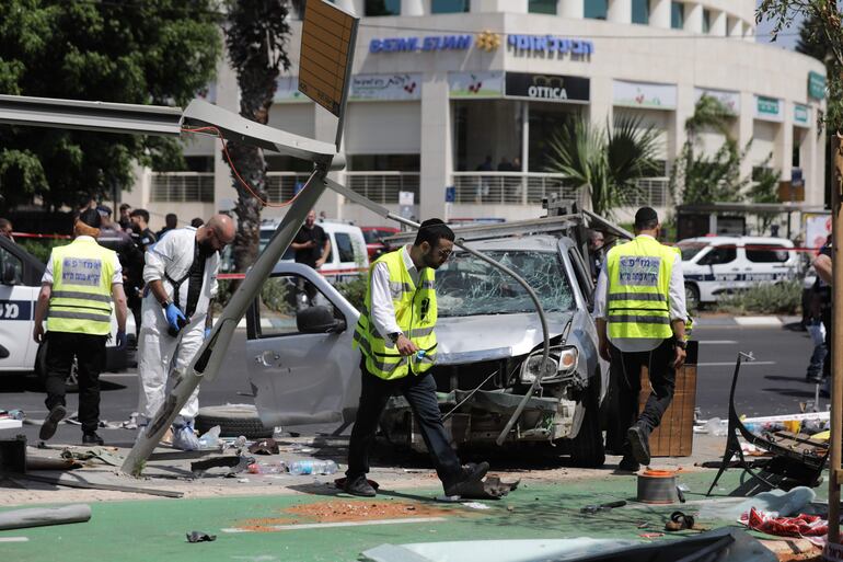 Según la policía israelí el 04 de julio, unas 7 personas resultaron heridas después un "sospechoso que conducía un vehículo en la calle Pinchas Rosen, embistió a los peatones que se encontraban en el centro comercial y procedió a salir del vehículo para apuñalar a los civiles con un objeto punzocortante". El hombre involucrado en el evento reportado fue "neutralizado".
