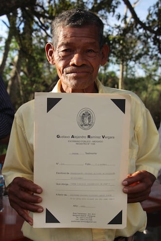 Eusebio Chaparro, líder de la comunidad mbya guaraní de Arroyo Morotï muestra el título de propiedad de las 548 Has. que les fueron donadas por la organización Guyra Paraguay.