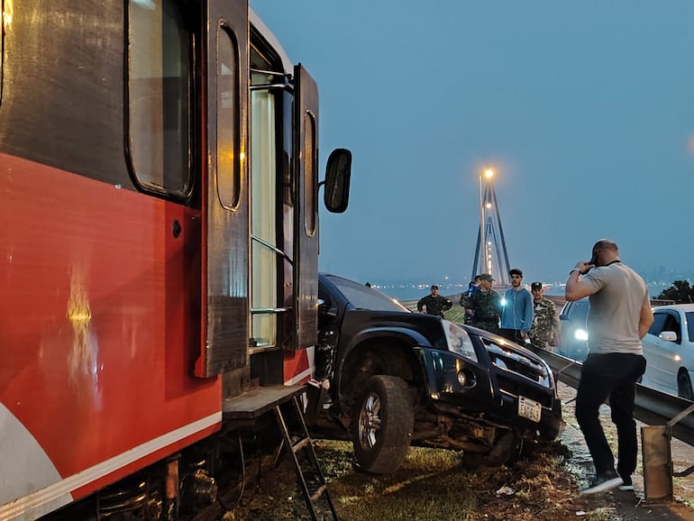 Tren internacional chocó contra camioneta de FTC en el acceso al puente internacional San Roque.