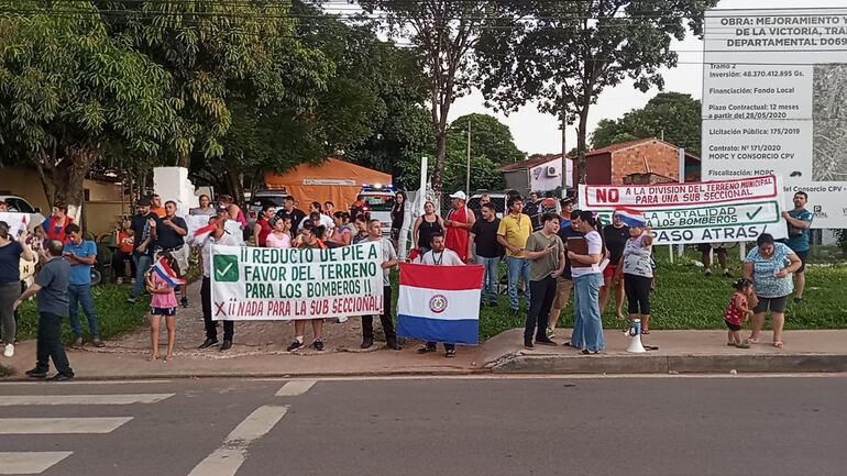 Los pobladores de la zona de Reducto se manifestaron a favor de los bomberos de Reducto.