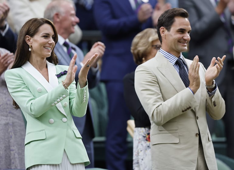 Kate Middleton asistió al homenaje a Roger Federer con un look retro, similar a las tenidas ochentosas de su suegra Lady Di. (EFE/EPA/TOLGA AKMEN)
