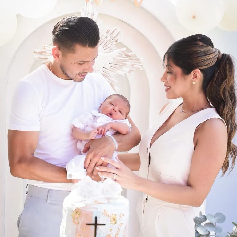 Ángel Romero y Gabriela Miskinich con Zadquiel en sus brazos. (Instagram/Rubén Cardus)