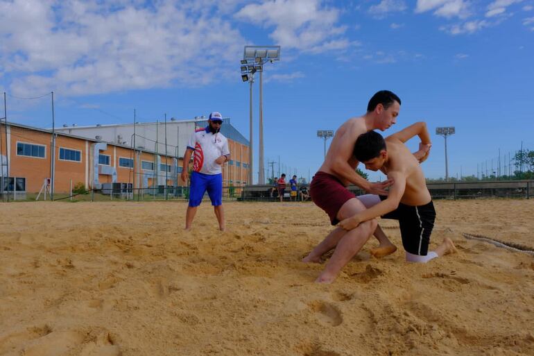 Grandes combates se observaron en el Campeonato Nacional de Lucha de Playa.