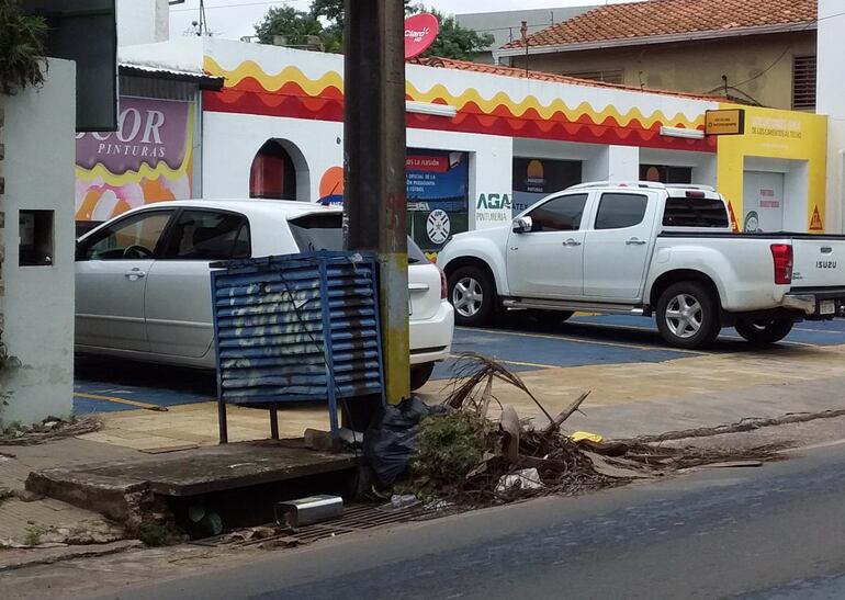 Boca de desague taponada con basura en Venezuela y España, en Asunción. (archivo).