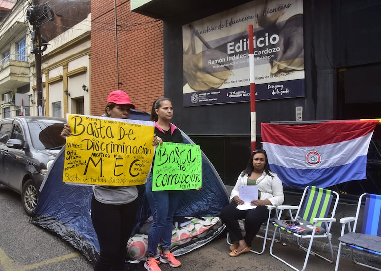 Madres acamparon y protestaron frente al MEC durante esta semana. Hoy levantaron la medida de fuerza.