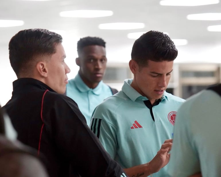 Los futbolistas de la selección Colombia durante la llegada al Hotel de concentración en la ciudad de Luque.