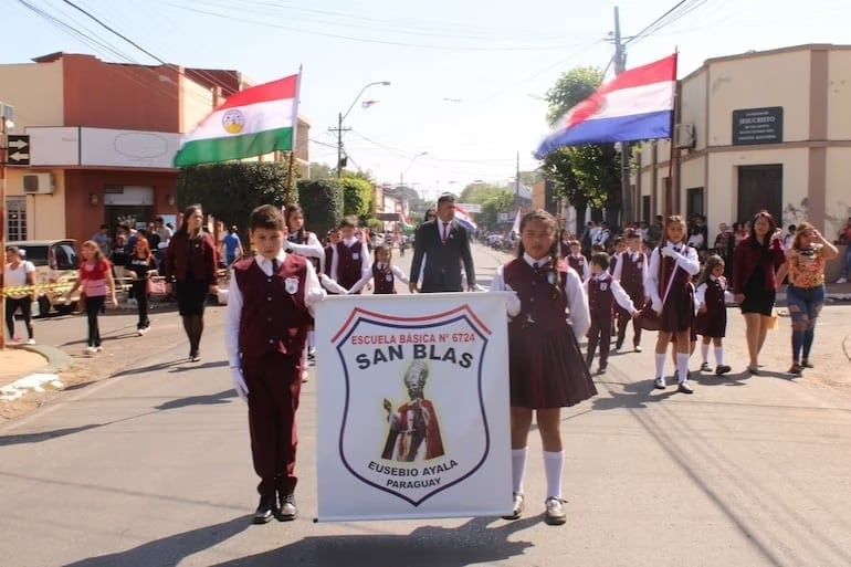 El desfile en Eusebio Ayala se realiza sobre la Avenida Acosta Ñu.