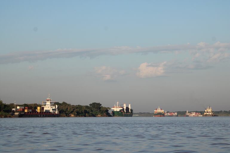 Decenas de embarcaciones se encuentran amarradas y fondeadas en el río Paraguay, aguardan que los puntos críticos sean liberados para seguir navegando a destino.