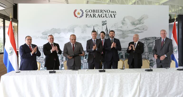 Santiago Peña (c) presidió ayer la presentación del proyecto de ley, en Mburuvicha Róga.