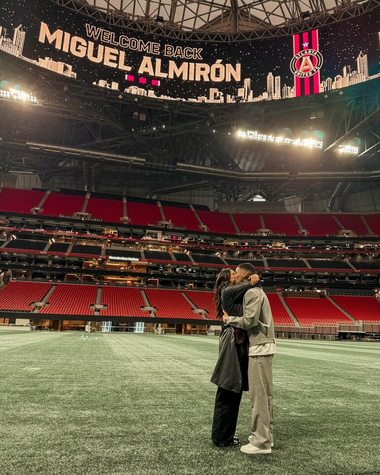 Alexia Notto y Miguel Almirón, dándose un apasionado beso en el césped del Atlanta. (Instagram/Alexia Notto)