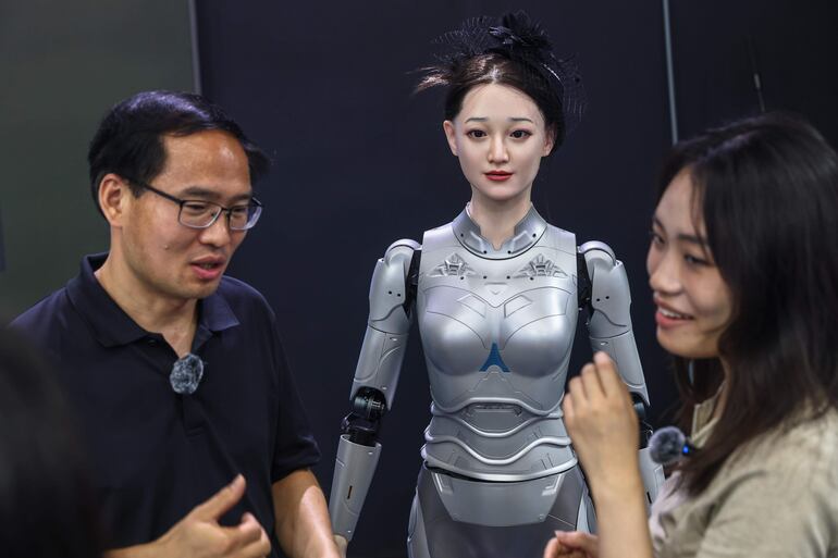 Un robot humanoide (centro) se mueve durante la Conferencia Mundial de Robótica 2024 que se celebra en Pekín, China.