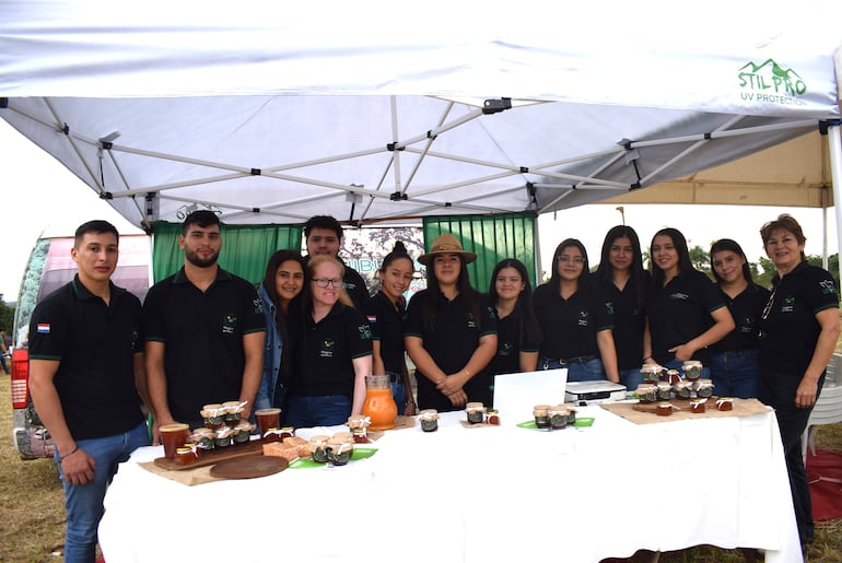 Alumnos del cuarto curso de carrera la carrera de Ingeniería Agroindustrial, mermelada de acerola.