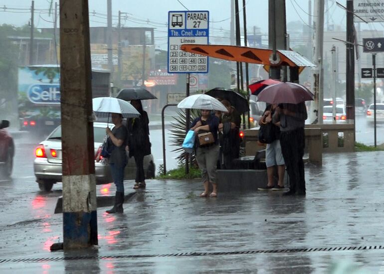 Reguladas del transporte en días de lluvia y frío. Archivo.