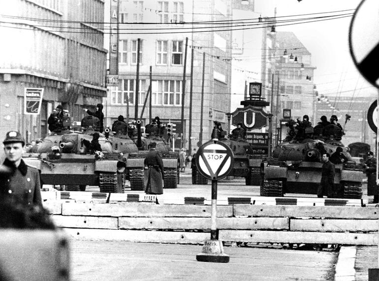 Tanques soviéticos junto al Muro de Berlín.