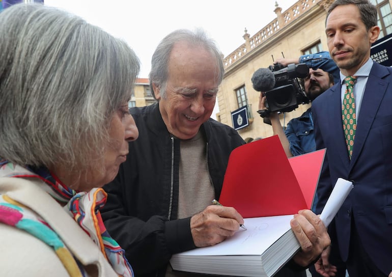 El cantautor catalán Joan Manuel Serrat firma autógrafos alas puertas del Hotel de la Reconquista de Oviedo, donde ha sido recibido al son de las gaitas, tres días antes de recoger el Premio Princesa de Asturias de las Letras que se le ha concedido por su trayectoria artística y por ser un referente cívico al servicio de la tolerancia. 