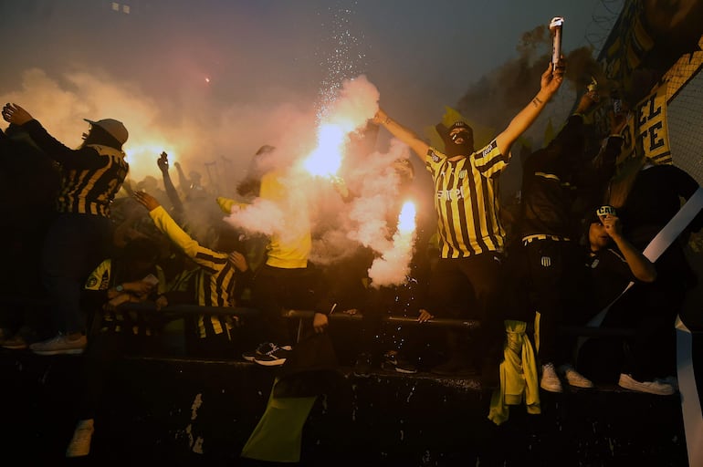 Los hinchas de Peñarol en el recibimiento al equipo para el partido frente a Flamengo por la vuelta de los cuartos de final de la Copa Libertadores 2024 en el estadio Campeón del Siglo, en Montevideo, Uruguay.