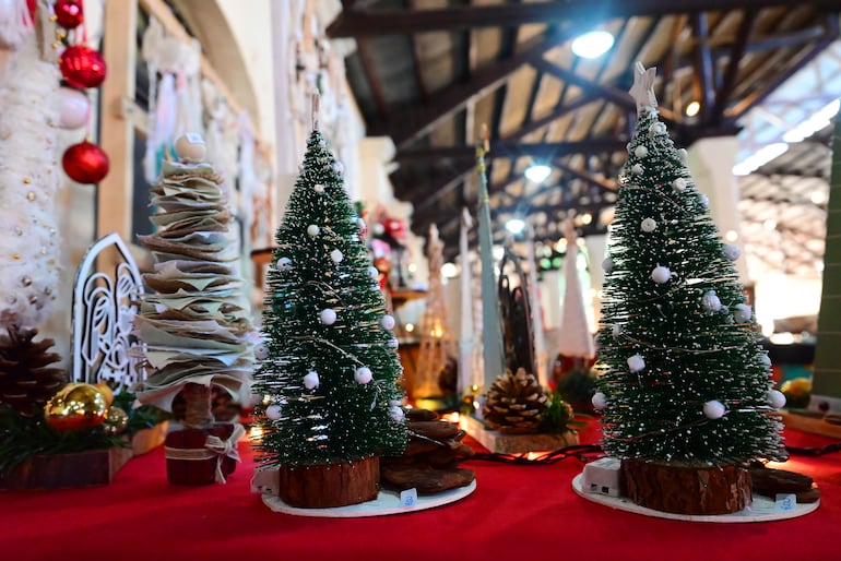 Arbolitos del mercadillo navideño.