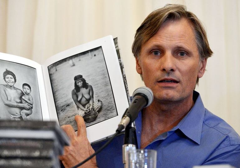 En el año 2013, Viggo Mortensen había presentado en Paraguay el libro "Hijos de la Selva". Actualmente está en Argentina para la presentación de su nuevo poemario.