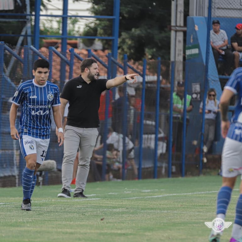 Ariel Sebastián Galeano Arce (27 años), entrenador del Gumarelo. (Foto: Libertad)