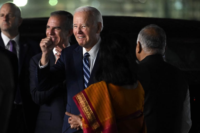 El presidente Estados Unidos, Joe Biden, saluda al cuerpo diplomático qen Nueva Dheli a donde llegó para participar del G20. (AFP)