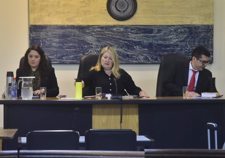 Los jueces Yolanda Morel, Elsa García (presidenta) y Juan Pablo Mendoza integran el Tribunal de Sentencia del caso.