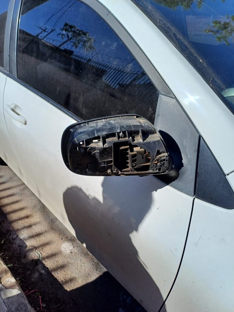 Los delincuentes también se encargan de rapiñar los autos que quedan estacionados en la cuadra, que pertenecen a las personas que bienena a realizar comparas en el Mercado 4. 