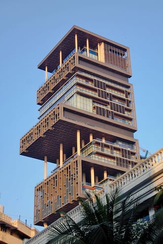 Antilia, la residencia privada de Mukesh Ambani en Mumbai, India, ha sido objeto de mucha especulación. Se estima que el costo inicial de construcción rondo los 2.000 millones de dolares.