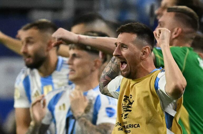 Lionel Messi, jugador de la selección de Argentina, celebra la victoria sobre Colombia y conquista de la Copa América 2024 en el Hard Rock Stadium, en Miami, Estados Unidos. 