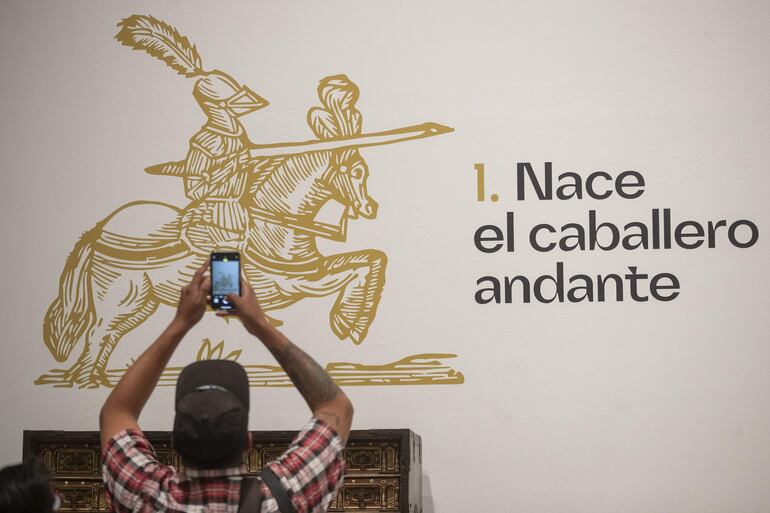 Una persona toma una fotografía en la exposición "Vuelta al Quijote", en el Museo Franz Mayer. La labor de preparación de ‘Vuelta al Quijote’ ha supuesto unos dos años de trabajo y conllevó diferentes retos. 