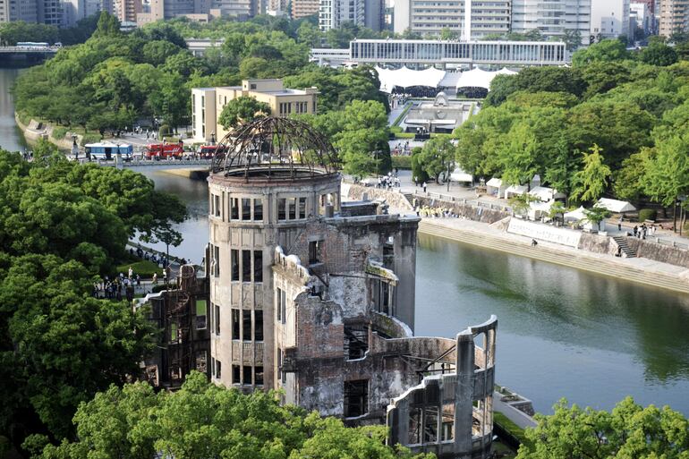 Vista aérea del memorial en Hiroshima en un parque de Japón.