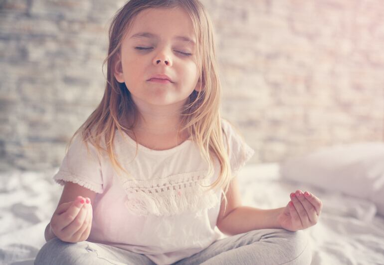 Los niños pueden practicar yoga y meditación.