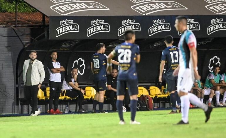 Ariel Galeano (i), técnico de Libertad, en el partido ante Sportivo Trinidense por la jornada 18 del torneo Clausura 2023 del fútbol paraguayo en el estadio Martín Torres, en Asunción.