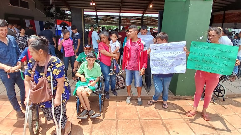 Personas con discapacidad piden pensión al Gobierno.