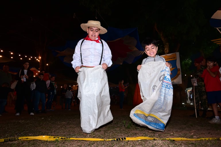 A pura diversión, los niños en la competencia de carrera vosa.