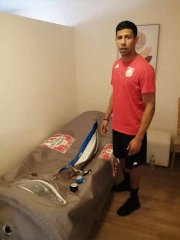 Éver Fernández (23 años), a punto de ingresar a la cámara hiperbárica, en el Puma Resort.