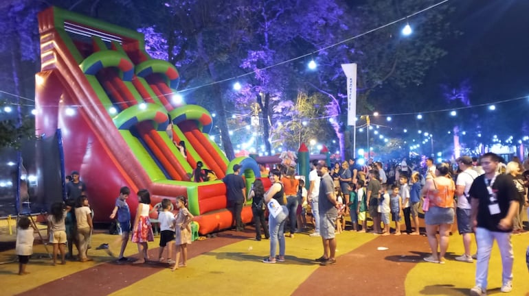 Un ambiente colorido y familiar se vive todas las noches en la plaza Cerro Cora. Los niños y niñas tiene un espacio para disfrutar de las fiestas.