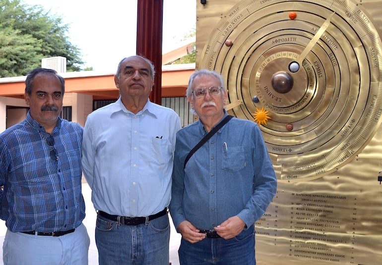 Los investigadores de la Universidad de Sonora, Ezequiel Rodríguez (izquierda), Julio Saucedo (centro) y Raúl Pérez (derecha), posan a lado de la recreación del 'mecanismo de Anticitera' en el municipio de Hermosillo en Sonora (México). Científicos y maestros de la Universidad de Sonora, noroeste de México, recrearon el "mecanismo de Anticitera", la computadora mecánica más antigua de la humanidad que permaneció más de 2.000 años bajo el mar, la cual permite predecir eclipses, calcular posiciones astronómicas y registrar los días del año con precisión.