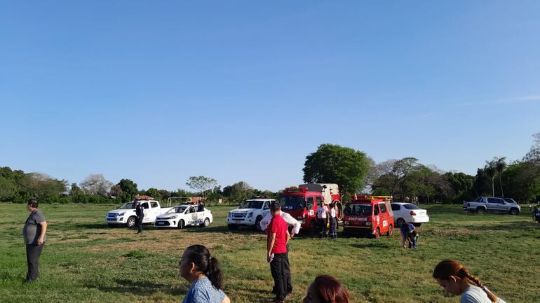 Patrulleras de la Policía Nacional y carros hidrantes de los bomberos en movilización por el conflicto de 41 hectáreas que se pretenden utilizar para parque de la salud en Lambaré.