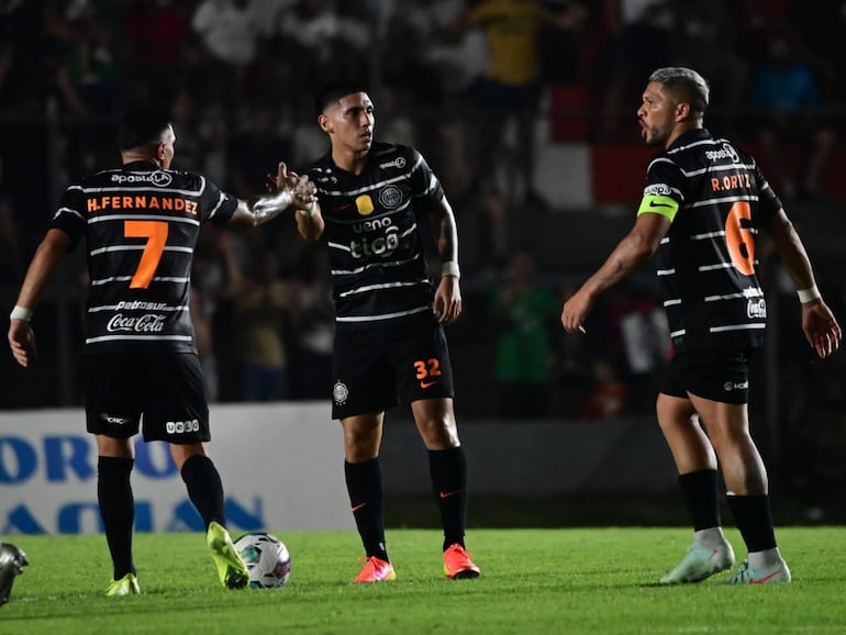 Los jugadores de Olimpia celebran un gol en el partido frente a General Caballero por la séptima fecha del torneo Apertura 2025 en el estadio Ka'arendy, en Juan León Mallorquín, Paraguay.