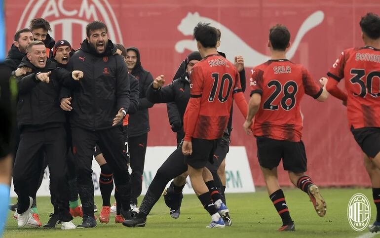 El paraguayo Hugo Cuenca (10), jugador del Milan, celebra un gol en el partido frente al Genoa por el Campeonato Primavera 1.