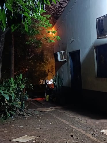 El incendio se originó en la parte del techo de la casa donde funciona la Décima Región Sanitaria en Ciudad del Este.