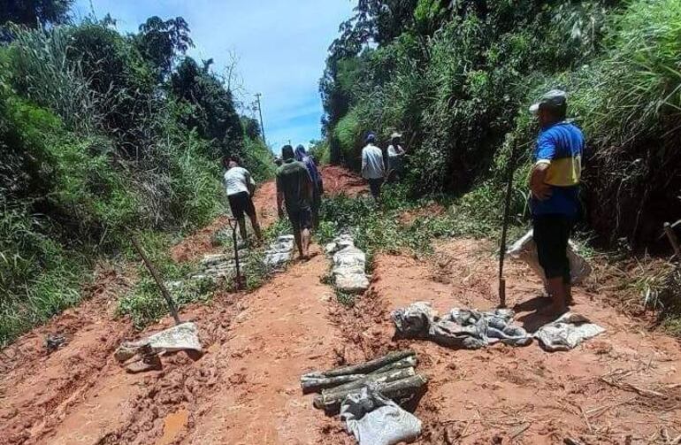 Los pobladores se ingenian para reparar un camino vecinal en San Juan Nepomuceno.