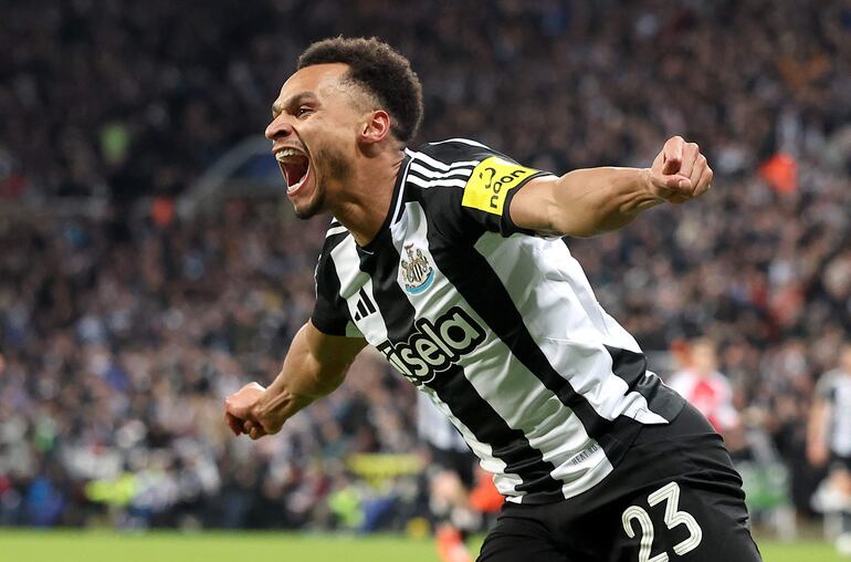 NEWCASTLE (United Kingdom), 05/02/2025.- Jacob Murphy of Newcastle celebrates after scoring the opening goal during the EFL Cup semi-final 2nd leg match between Newcastle United and Arsenal FC, in Newcastle, Britain, 05 February 2025. (Reino Unido) EFE/EPA/ADAM VAUGHAN
