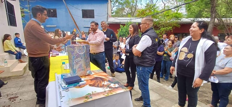 Momento en que padre, Marcos Fretes, procede a la premiación a los mejores stands. 