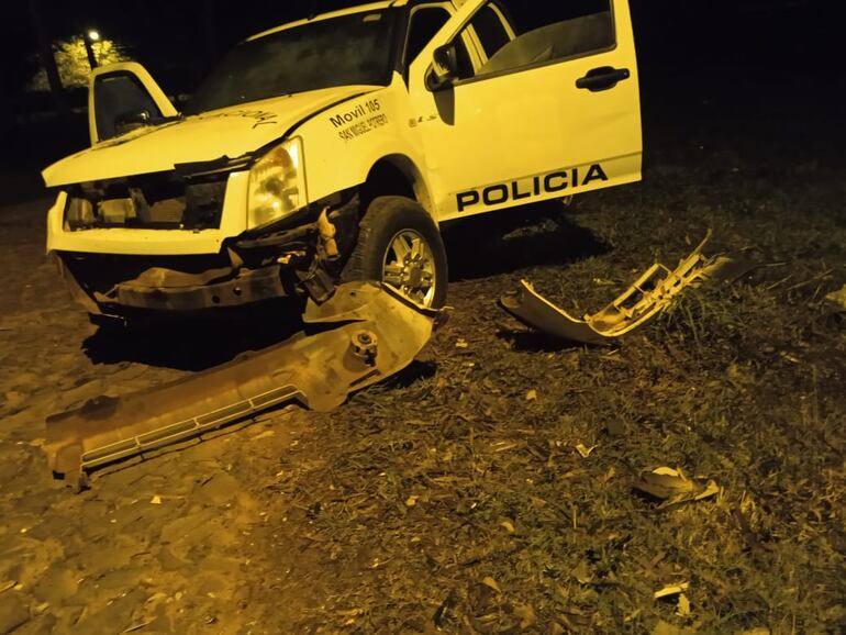 Destrozos en patrullera, producto del accidente.