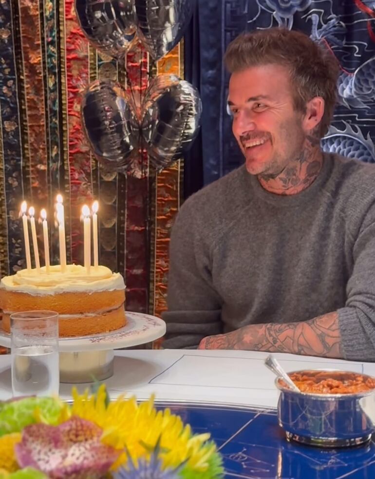 David Beckham a punto de apagar las velitas de su torta de cumpleaños. 
(Captura de la historia de Instagram de Victoria Beckham)