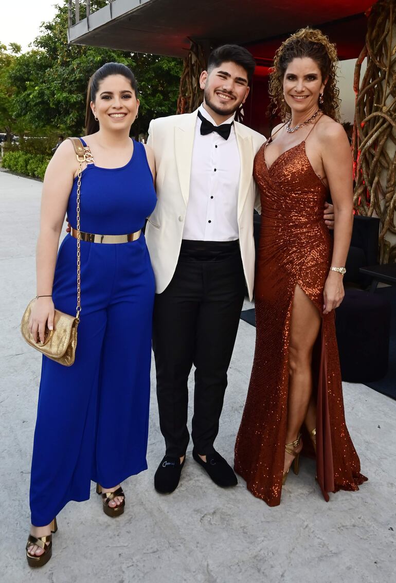 Ariane Cuevas, Mateo Cuevas y Gisela Salomón.