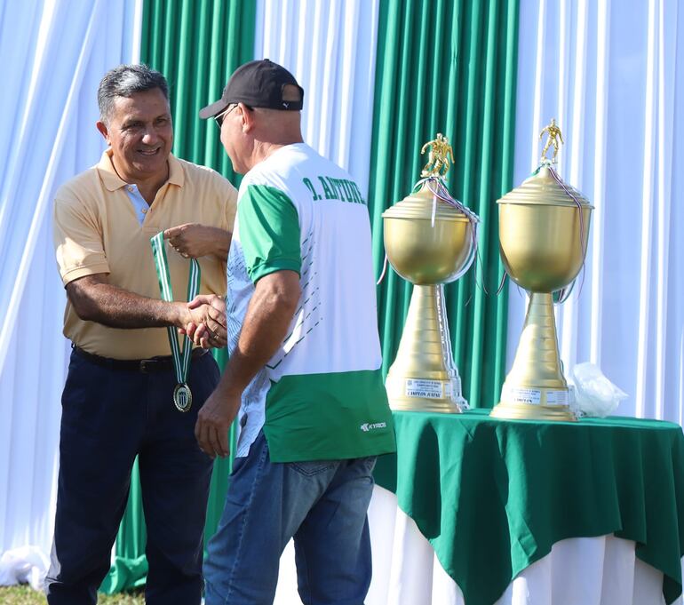 El presidente de la Unión del Fútbol del Interior (UFI), Óscar Ramírez, en el acto de de inauguración del campeonato de la Liga Caraguatay de Deportes.